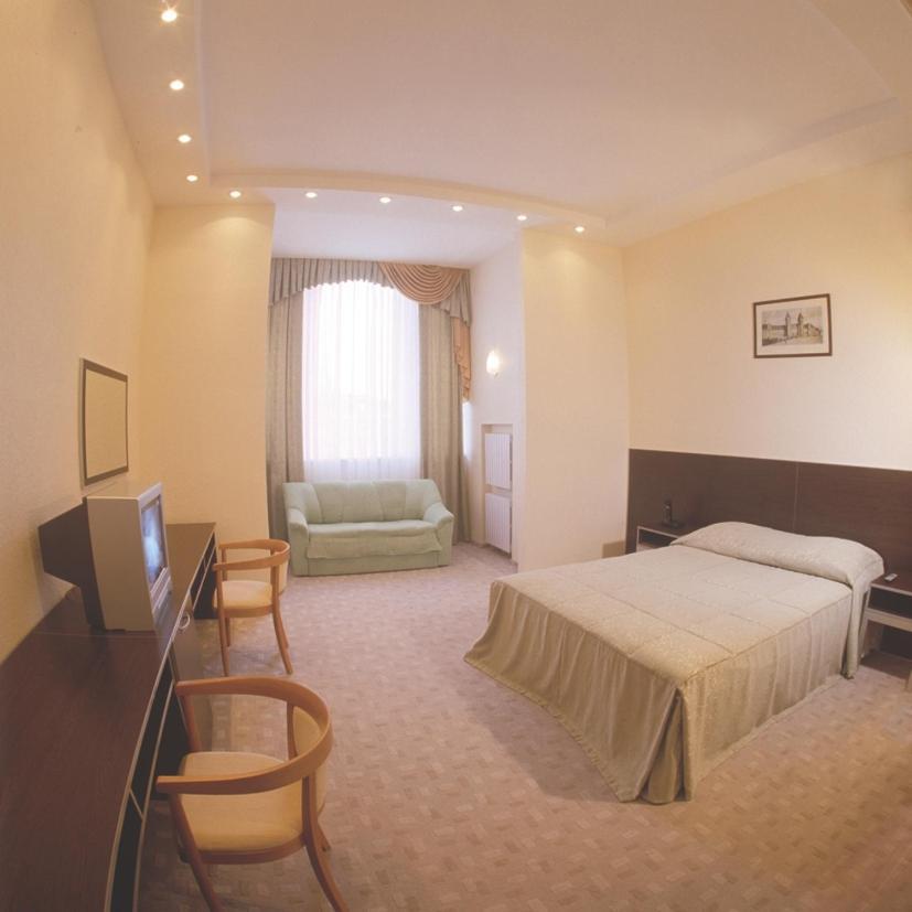 Astoria Hotel Dnyipropetrovszk Szoba fotó